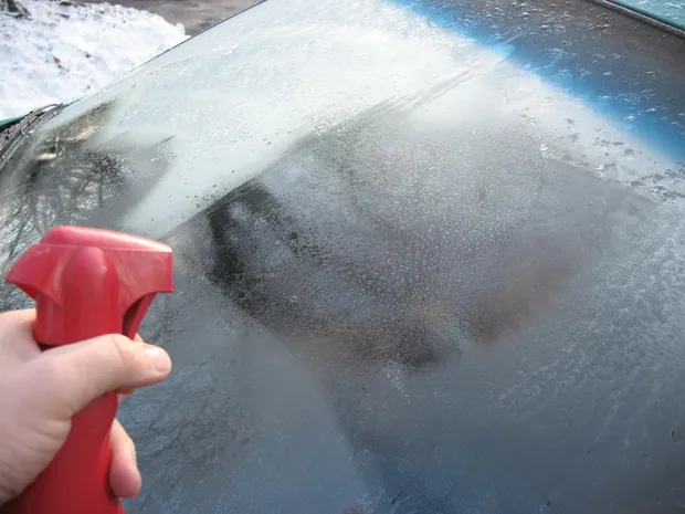  Очистка лобового стекла автомобиля от льда: 5 советов