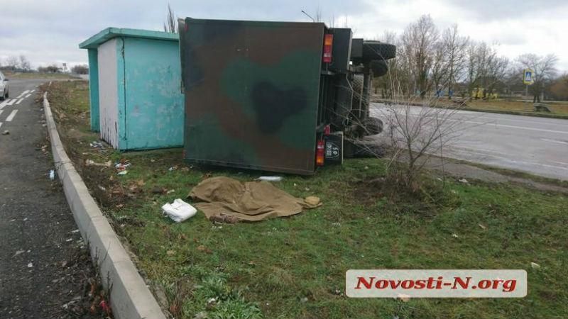 Військова вантажівка влетіла у зупинку на Миколаївщині: жінці відірвало голову