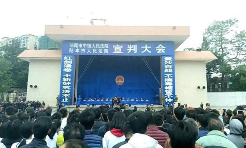 Китайська влада організувала публічне винесення смертних вироків, запросивши глядачів через соцмережі