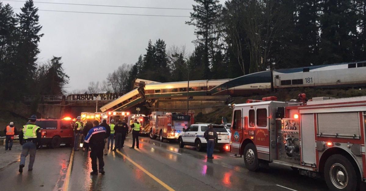 Залізнична аварія у США: поїзд злетів з мосту на жваве шосе. Фото - 18 грудня 2017 - Телеканал новин 24