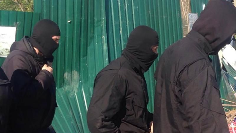 У Києві посеред вулиці невідомі у балаклавах забрали в чоловіка понад півмільйона гривень - 18 грудня 2017 - Телеканал новин 24 У Києві посеред вулиці невідомі у балаклавах забрали в чоловіка понад півмільйона гривень - 18 грудня 2017 - Телеканал новин 24