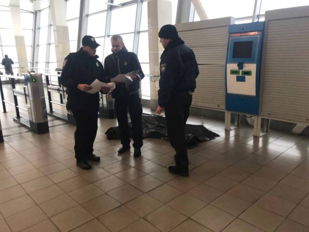 В киевском метро нашли мертвую женщину В киевском метро нашли мертвую женщину