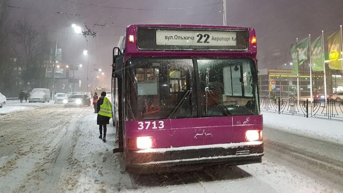 Снігопад у Києві суттєво вплинув на рух транспорту 
