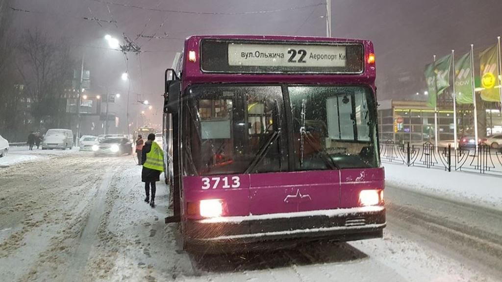 Снігопад у Києві суттєво вплинув на рух транспорту 