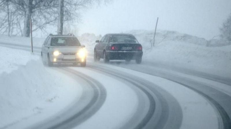 Через сніг обмежили рух транспорту у кількох областях: перелік регіонів Через сніг обмежили рух транспорту у кількох областях: перелік регіонів