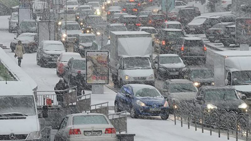 Киев заполонили снегопады: какова ситуация на автодорогах столицы