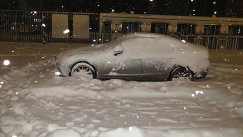 У Києві чиновник ледь не загинув, коли розчищав своє авто від снігу 