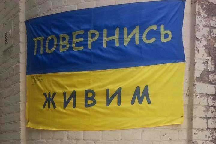 Фонд "Повернись живим" презентує сюрреалістичний арт-календар про їжу на війні Фонд "Повернись живим" презентує сюрреалістичний арт-календар про їжу на війні