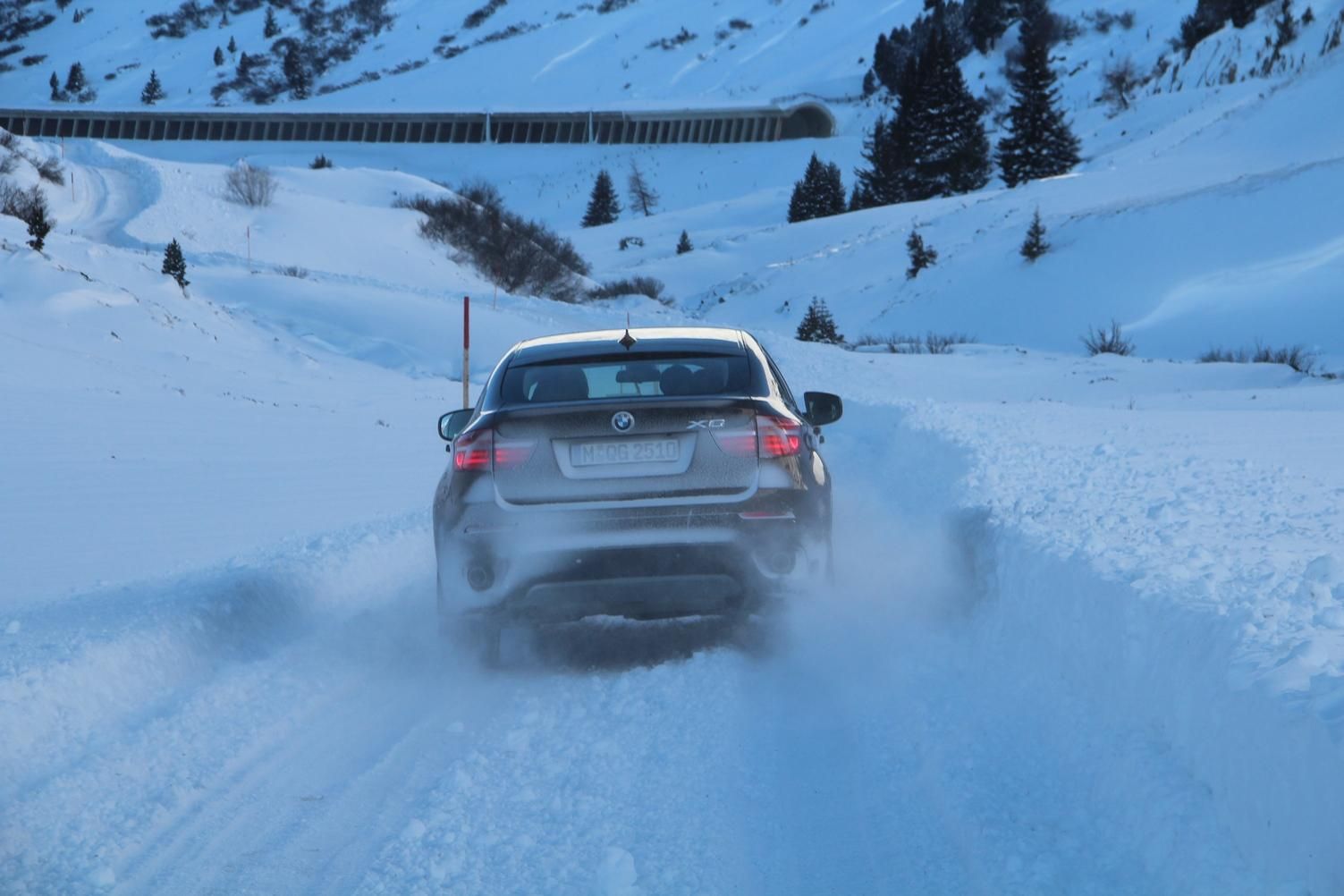 Езда по снегу: как ездить зимой безопасно для себя и авто Езда по снегу: как ездить зимой безопасно для себя и авто