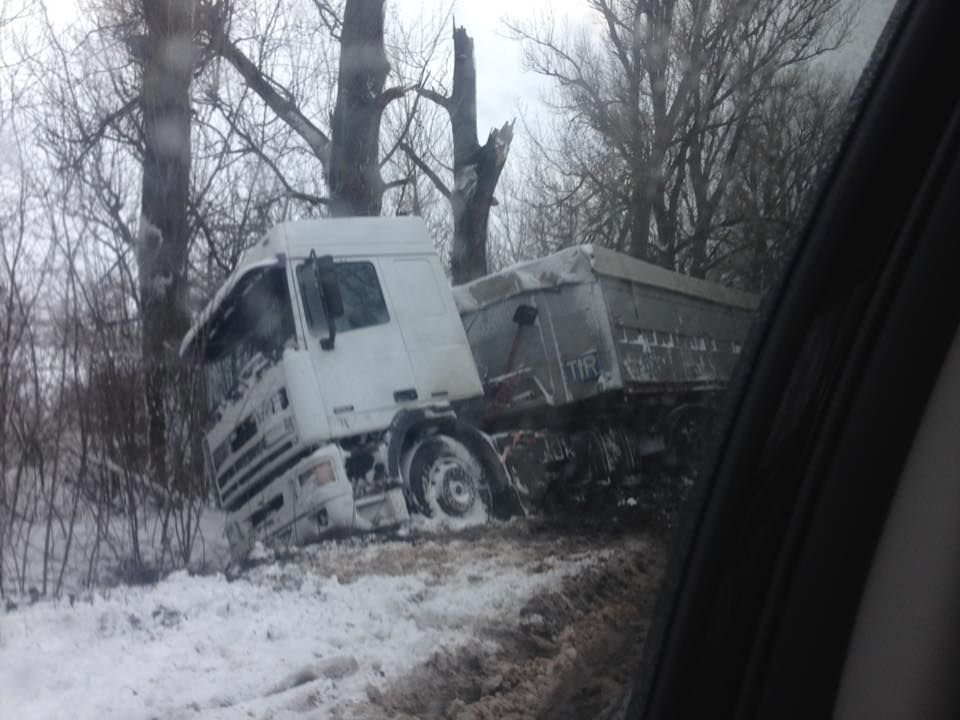Траси замело, проїзди заблоковані Траси замело, проїзди заблоковані