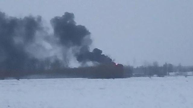 Біля військового аеродрому у Василькові горить нафтобаза: фото