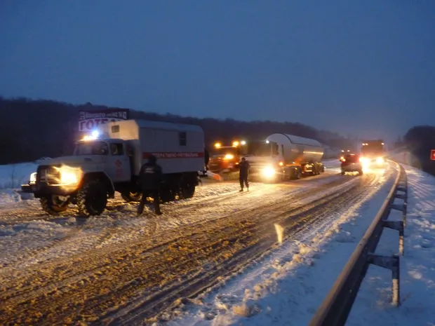 Рятувальна служба допомагає ліквідувати наслідки сильних снігових заметів