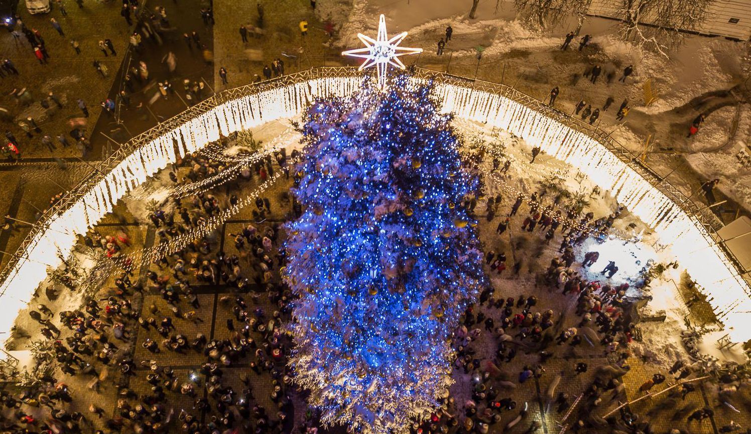 Новорічну ялинку в Києві показали з висоти пташиного польоту: дивовижні фото