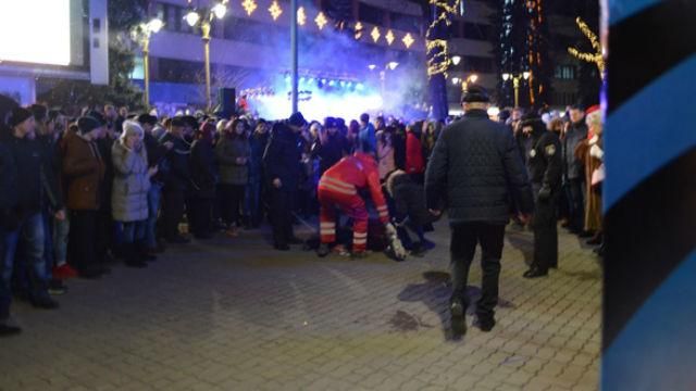 Зажжение елки во Франковске закончилось трагедией: в девушку попала петарда