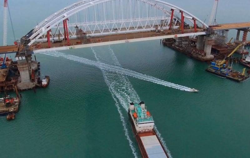 Від берега до берега: в Криму заявили про завершення ще одного етапу "Кримського мосту"

