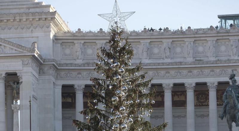 Повилазило: в мережі кепкують з лисої новорічної ялинки в Римі за 50 тисяч євро