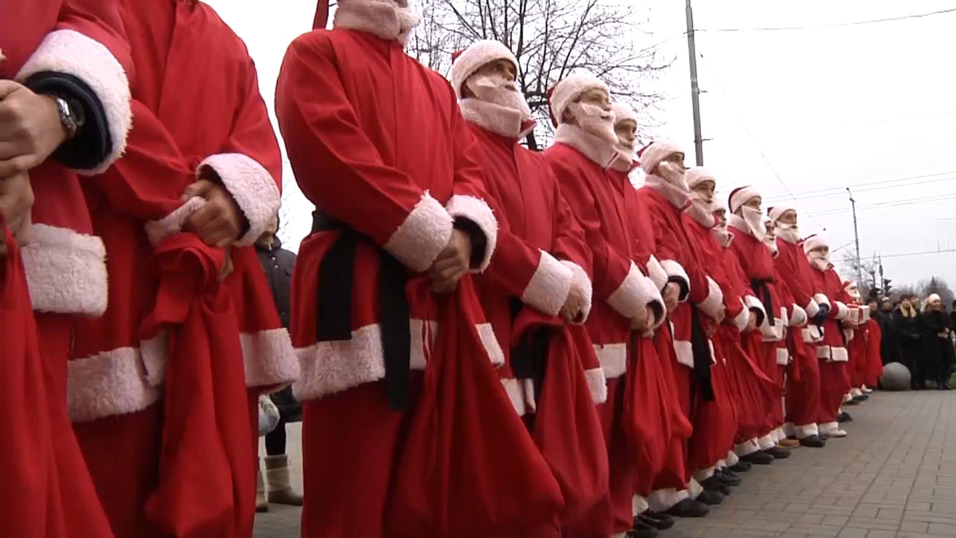 У Запоріжжі сотня Дідів Морозів привітали дітей з обмеженими можливостями