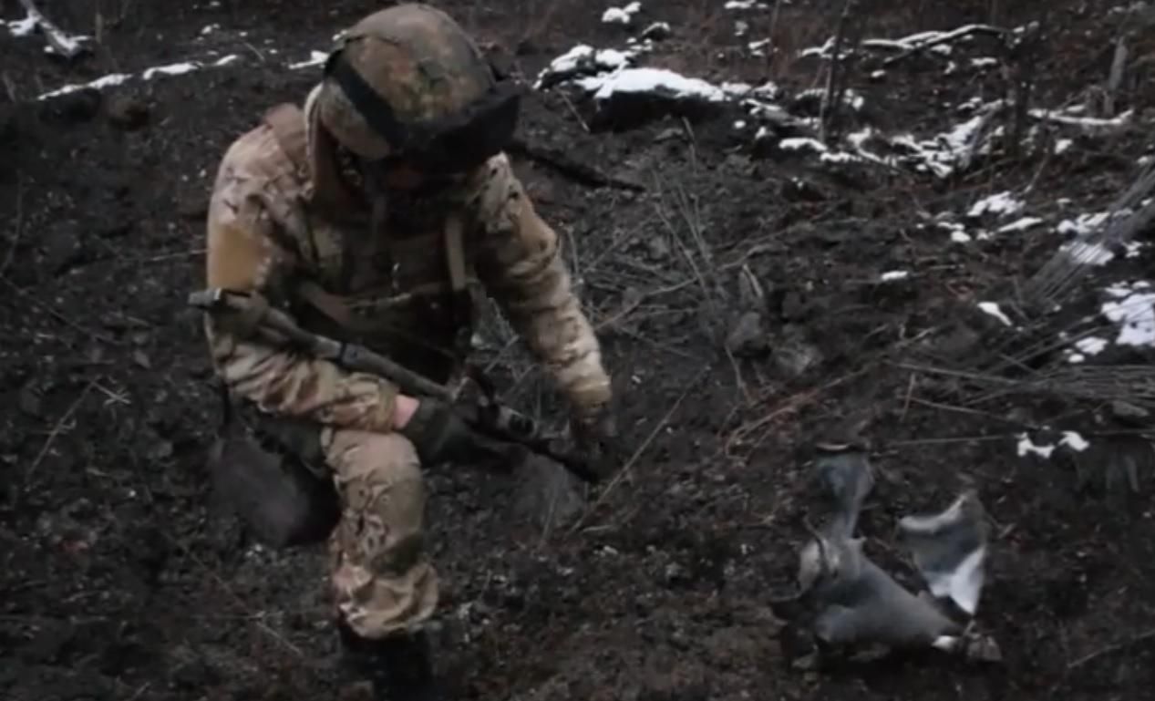 Яма глибиною у мій зріст: військовий показав "подарунки" від бойовиків Яма глибиною у мій зріст: військовий показав "подарунки" від бойовиків