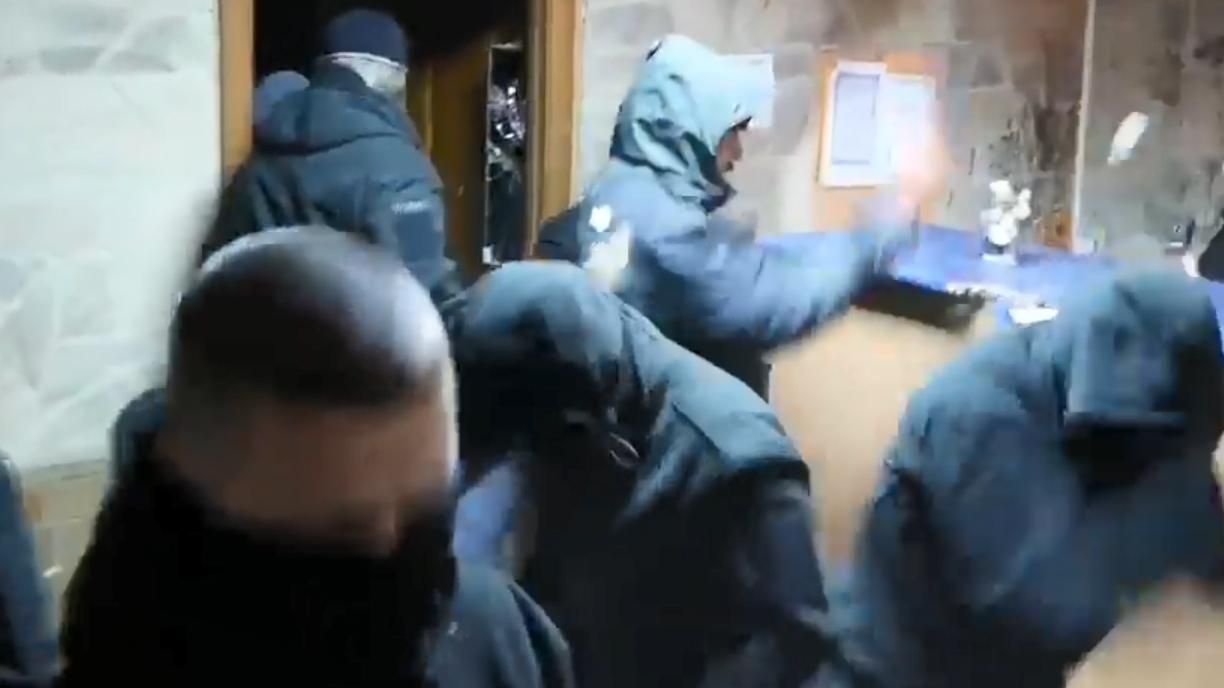 Активісти кувалдами розтрощили "наливайку" у Києві Активісти кувалдами розтрощили "наливайку" у Києві