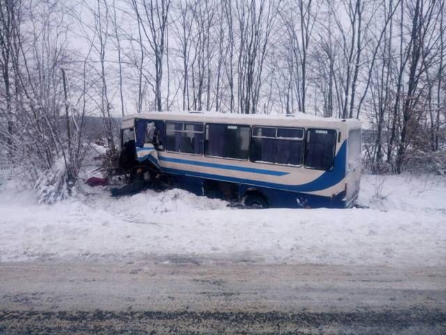 На Львівщині автобус із в'язнями зіткнувся з хлібовозом, є постраждалі