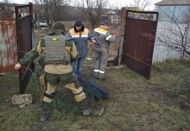 Бойовики випустили 18 мін по електриках у Травневому Бойовики випустили 18 мін по електриках у Травневому