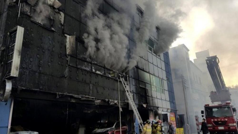 По меньшей мере 28 человек погибли в страшном пожаре в Южной Корее: фото и видео