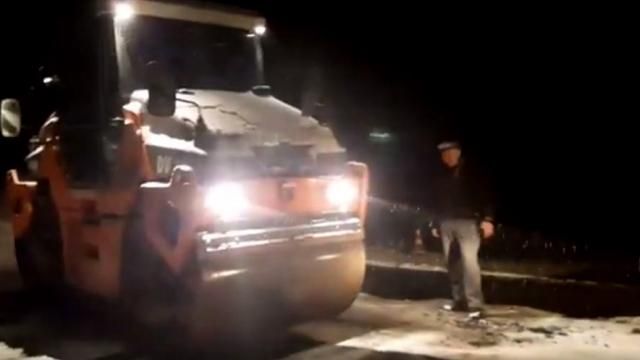 На Закарпатті ремонтники асфальтували дорогу під час снігопаду: епічне відео