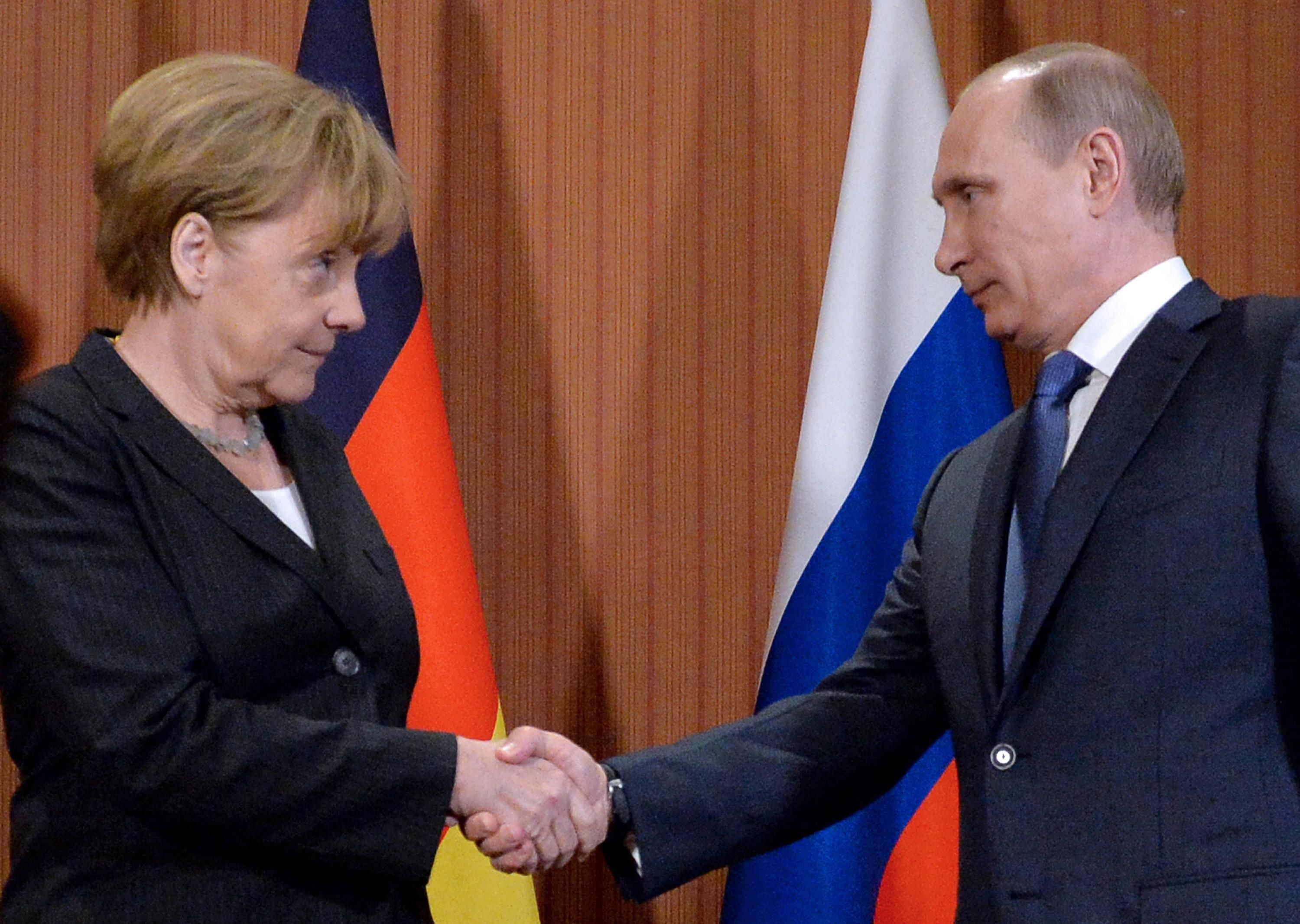 Путин и Меркель обсудили возвращение военных России в СЦКК