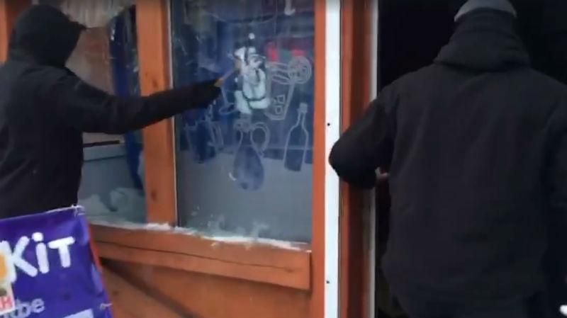 У Києві невідомі у балаклавах розгромили кафе