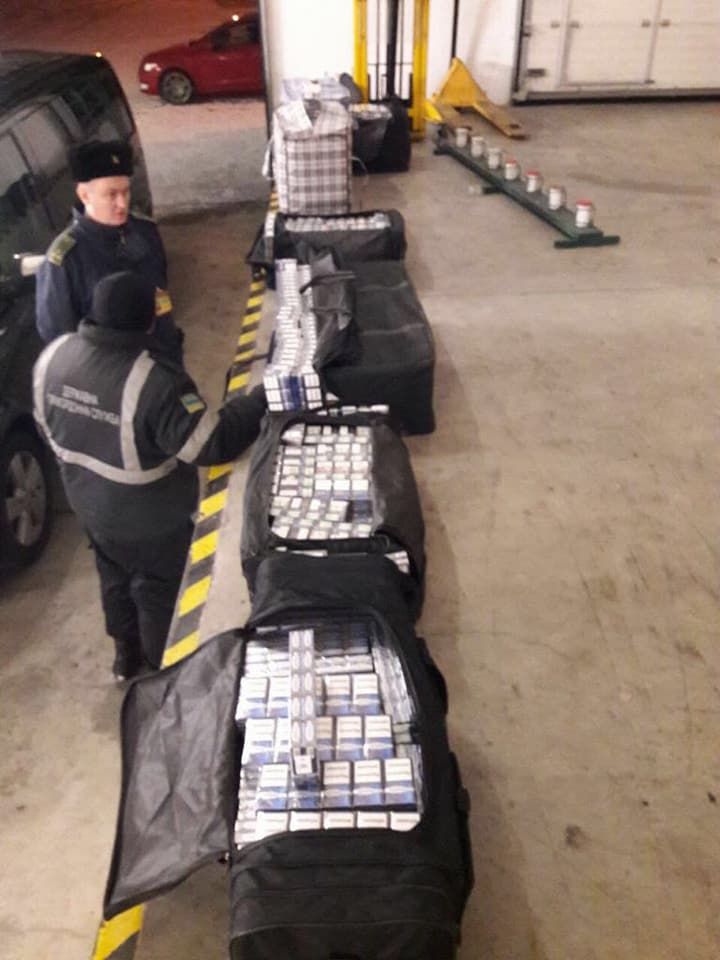 Пограничники показали партию "дипломатической" контрабанды: фото Пограничники показали партию "дипломатической" контрабанды: фото