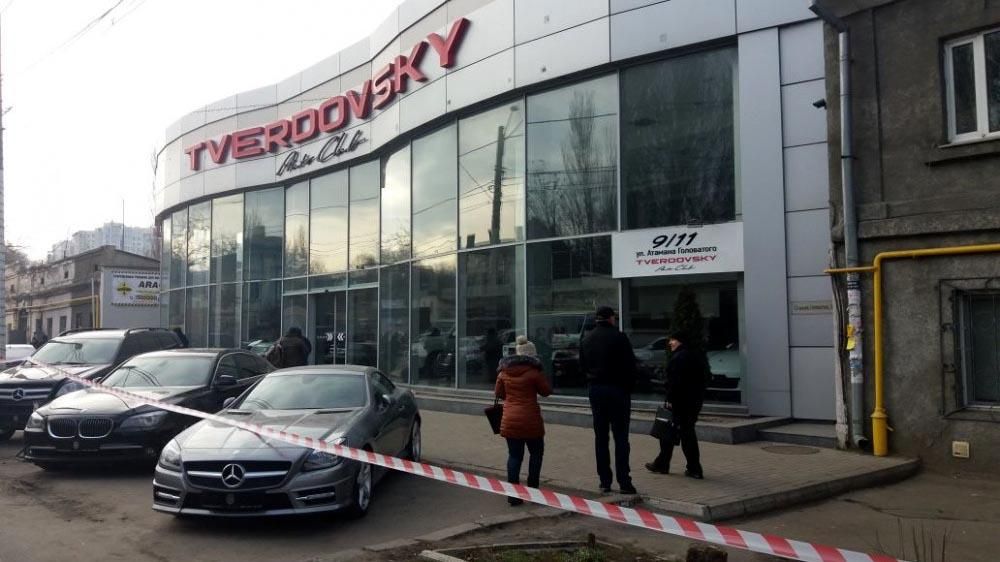 Спецоперація в Одесі: поліція штурмувала автосалон, захоплений невідомими особами