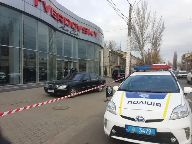 Озброєні чоловіки забарикадувались в автосалоні Одеси