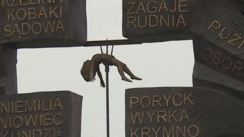 Українські нардепи обурились через польський пам’ятник з дитиною на вилах
