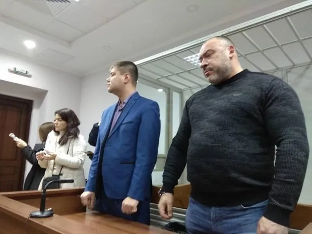 Фігурант справи Юрій Крисін та його захисник у залі суду