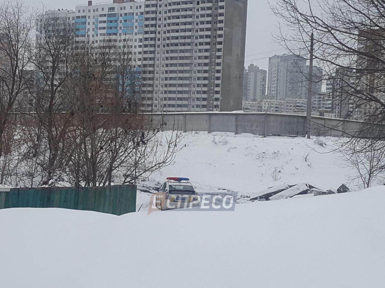 У Києві згорів вагончик з людиною: фото