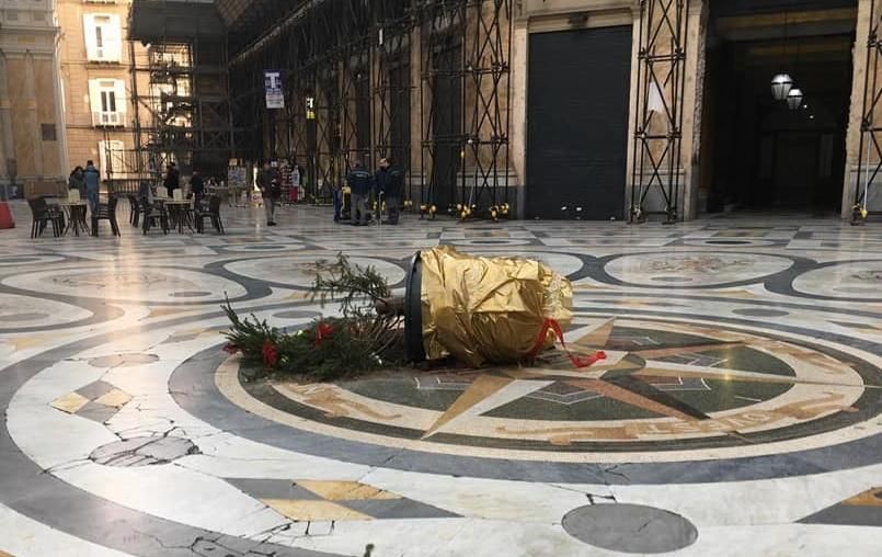 В Италии снова случился курьез с праздничной елкой