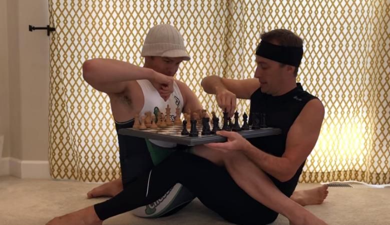 Чоловіки вирішили повторити еротичне лого чемпіонату з шахів: вийшло кумедне відео