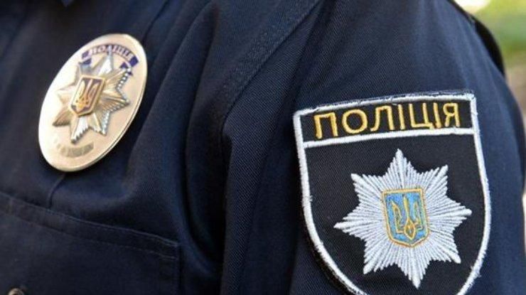 На Харківщині чоловік обстріляв поліцейський автомобіль, після чого вистрілив собі в голову