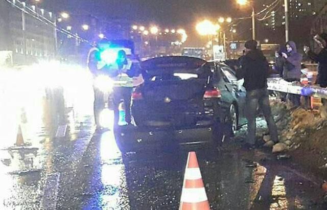 В Киеве легковушка въехала в отбойник и пролетела в воздухе, из машины выпал пассажир