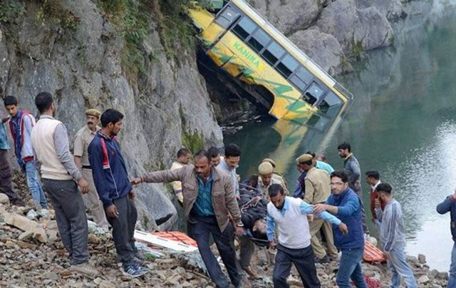 В Індії автобус впав з мосту у річку, десятки загиблих