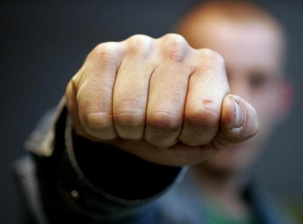 Роми влаштували масову бійку з палицями з перехожими у Києві: відео Роми влаштували масову бійку з палицями з перехожими у Києві: відео