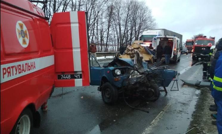 Жахлива аварія на Львівщині: маршрутка буквально розчавила легковик