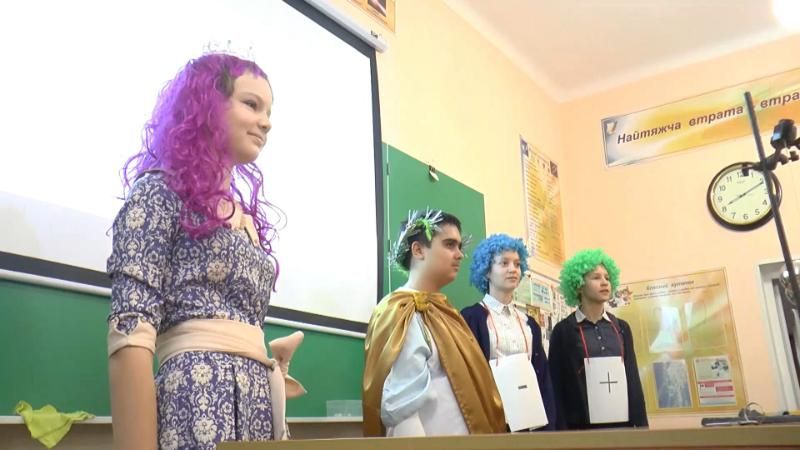 Вчителька в Сумах пояснює школярам фізику у формі ігор, вистав та складання віршів
