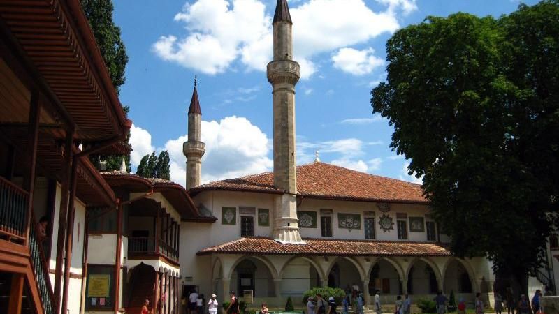 Як окупаційна влада в Криму знищує трьохсотрічну спадщину кримських татар Як окупаційна влада в Криму знищує трьохсотрічну спадщину кримських татар