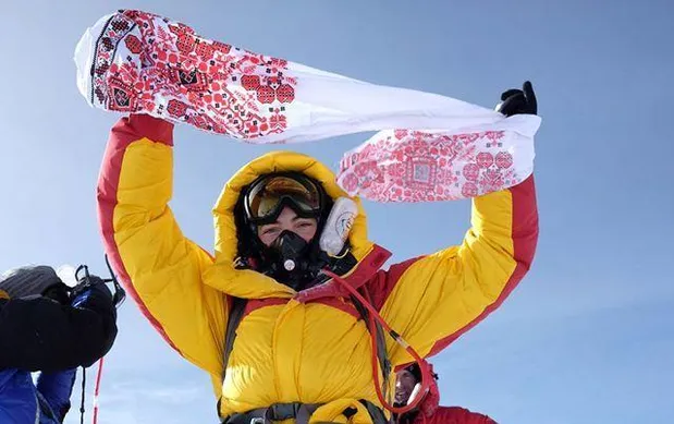 Українка Тетяна Яловчак підіймає вишитий рушник на Евересті