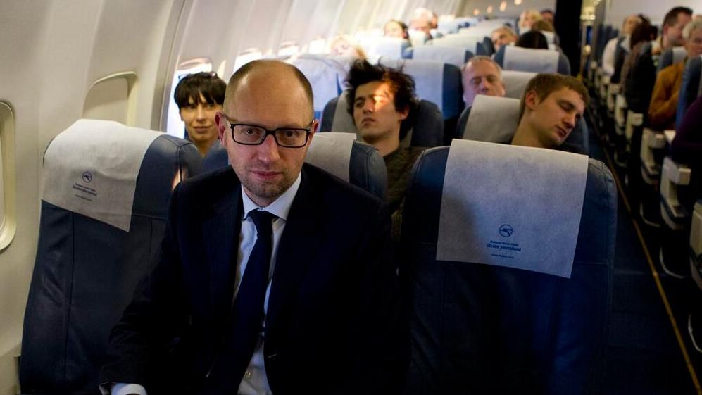 Яценюка затримали в аеропорту Женеви Яценюка затримали в аеропорту Женеви