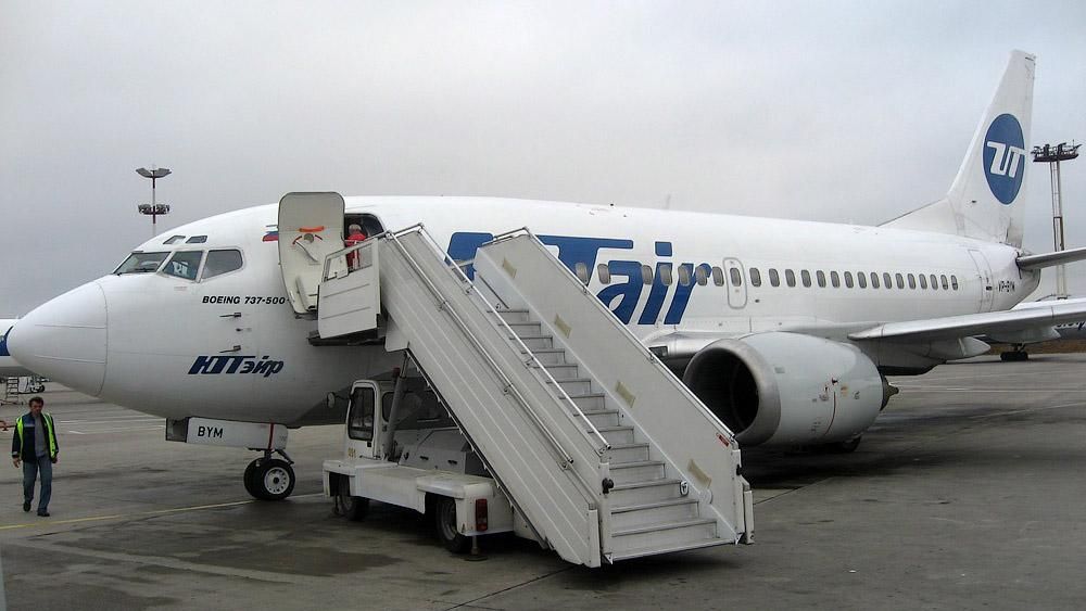 В московском аэропорту из самолета выпала стюардесса В московском аэропорту из самолета выпала стюардесса