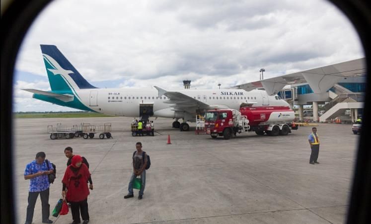 Грузовик въехал в самолет в аэропорту Индонезии: очевидцы публикуют фото