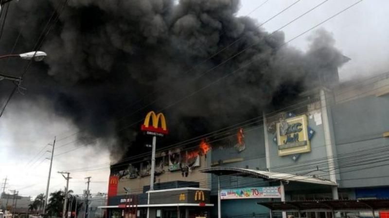 Жахлива пожежа в торговому центрі на Філіппінах забрала десятки життів: моторошні кадри