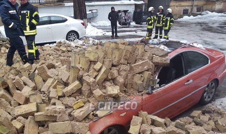 Стіна обвалилась у центрі Києва: під завалами опинились два авто – фото